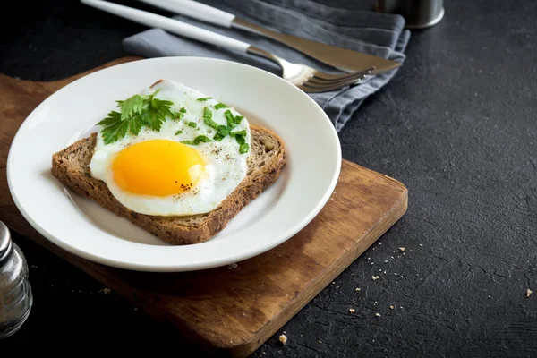 Huevo Frito Tostadas Para Desayuno Huevo Frito Con Pan Perejil — Foto de Stock