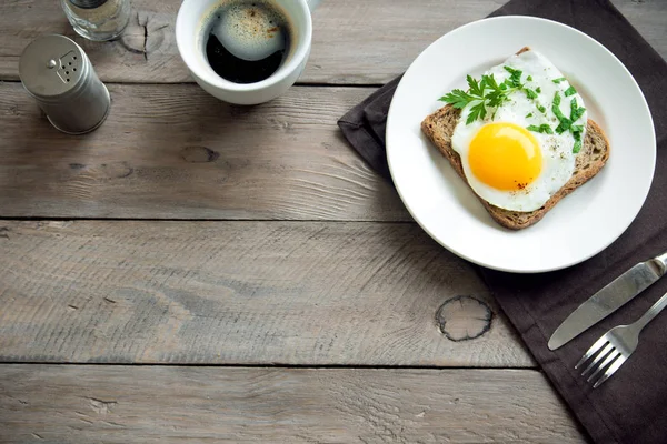 Œuf Frit Sur Pain Grillé Grains Entiers Tasse Café Pour — Photo