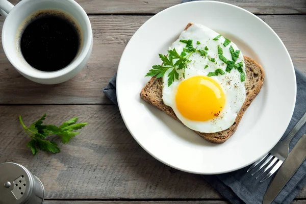 토스터 달걀을 튀기고 식사로 마신다 — 스톡 사진