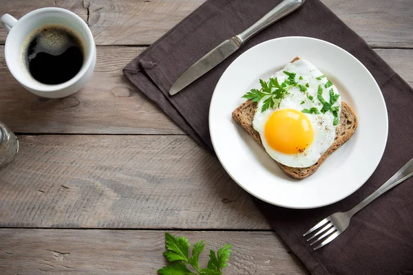 早餐要煎蛋 烤面包和杯咖啡 木桌上的面包煎蛋 顶部视图 复制空间 — 图库照片