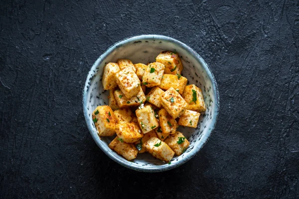 Kızarmış Tofu susam ve yeşillik ile bir kasede karıştırın. Ev yapımı sağlıklı vejetaryen Asya yemek - kızarmış tofu.
