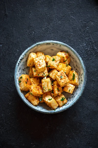 Kızarmış Tofu susam ve yeşillik ile bir kasede karıştırın. Ev yapımı sağlıklı vejetaryen Asya yemek - kızarmış tofu.