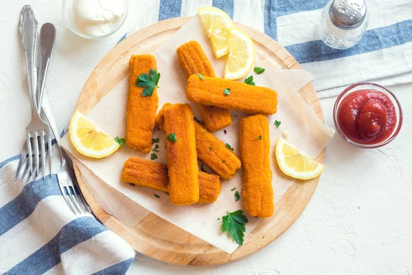 Stekt Fiskpinnar Fiskpinnar Fiskpinnar Med Citron Och Såser Redo Att — Stockfoto