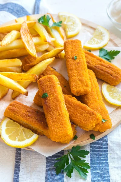 Kızarmış balık patates kızartması ile sopa. Balık kroket. Balık köftesi ile kızarmış patates ve limon yemek hazır.