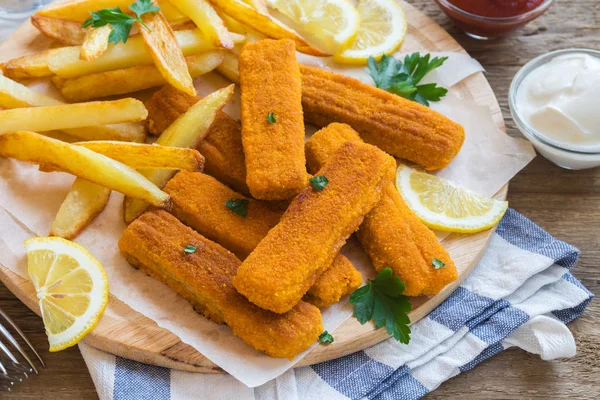 魚のフライとフライド ポテト スティックします 木製の背景に魚の指 フライド ポテトとレモンを食べる準備ができて魚棒 — ストック写真