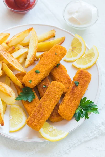 튀김으로 하고있다 물고기 손가락입니다 튀긴된 감자와 레몬을 물고기 막대기 — 스톡 사진