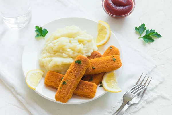 Stekta Fiskpinnar Potatismos Tomatsås Och Citron God Lunch Med Fiskpinnar — Stockfoto