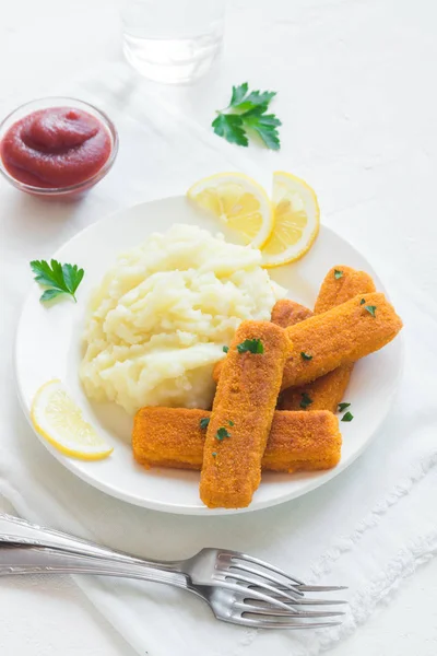 Stekta Fiskpinnar Potatismos Tomatsås Och Citron God Lunch Med Fiskpinnar — Stockfoto