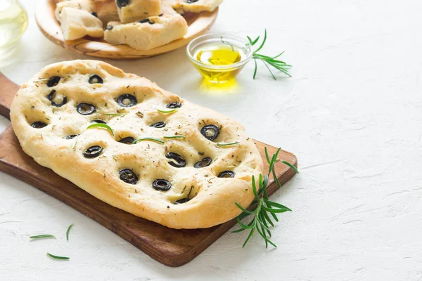 Tradiční Italská Focaccia Černými Olivami Rozmarýnem Domácí Chléb Focaccia — Stock fotografie