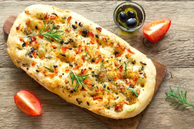 Geleneksel FOCACCE çeşitleri ile domates, siyah zeytin ve biberiye - ev yapımı düz ekmek çeşitler