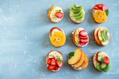 Ricotta peynirli meyve tatlı sandviç. Lezzetli sağlıklı kahvaltı tost ile krem peynir, taze organik meyve ve çilek, otlar, fındık ve arı polen. Diyet sağlıklı yemek, Kahvaltı, snack.