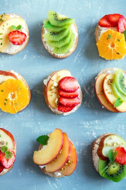 Ricotta peynirli meyve tatlı sandviç. Lezzetli sağlıklı kahvaltı tost ile krem peynir, taze organik meyve ve çilek, otlar, fındık ve arı polen. Diyet sağlıklı yemek, Kahvaltı, snack.