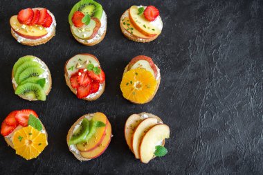 Meyve tatlı sandviç ya da bruschetta ricotta peynirli. Lezzetli sağlıklı kahvaltı tost ile krem peynir, organik meyve ve çilek, otlar, fındık ve arı polen. Diyet sağlıklı yemek, Kahvaltı, snack.