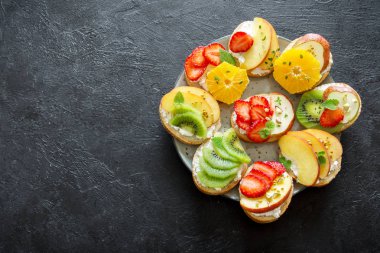 Ricotta peynirli meyve tatlı sandviç. Lezzetli sağlıklı kahvaltı tost ile krem peynir, taze organik meyve ve çilek, otlar, fındık ve arı polen. Diyet sağlıklı yemek, Kahvaltı, snack.