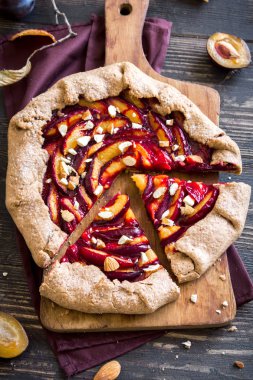 Erik Galette'ye. Erik, badem ve kahverengi şeker, vegan vejetaryen sonbahar tatlı yemek sağlıklı ev yapımı kepekli meyve pasta (Galette'ye).