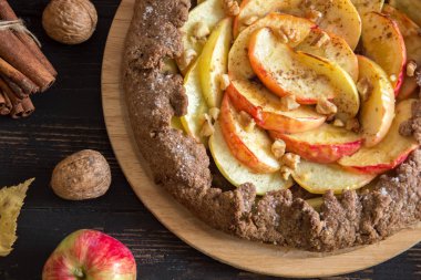 Apple Galette'ye. Organik elma, ceviz, tarçın ve kahverengi şeker, Şükran günü için vegan vejetaryen sonbahar tatlı yemek ile sağlıklı ev yapımı kepekli meyve pasta (Galette'ye).