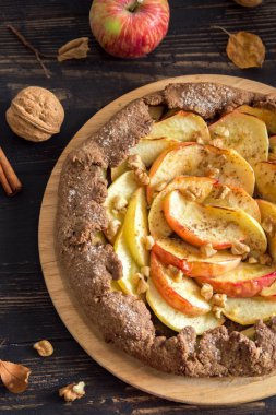 Apple Galette'ye. Organik elma, ceviz, bal ve tarçın, Şükran günü için vegan vejetaryen sonbahar tatlı yemek ile sağlıklı ev yapımı kepekli meyve pasta (Galette'ye).