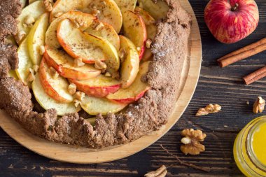 Apple Galette'ye. Organik elma, ceviz, bal ve tarçın, Şükran günü için vegan vejetaryen sonbahar tatlı yemek ile sağlıklı ev yapımı kepekli meyve pasta (Galette'ye).