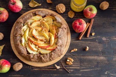 Apple Galette'ye. Organik elma, ceviz, bal ve tarçın, Şükran günü için vegan vejetaryen sonbahar tatlı yemek ile sağlıklı ev yapımı kepekli meyve pasta (Galette'ye).