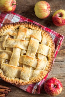 Klasik elma pasta tatlı. Organik yaz elma dan ev yapımı American Pie.