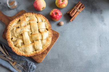 Gri beton zemin üzerine elmalı turta. Ev yapımı klasik Amerikan kafes pasta organik yaz elma dan.