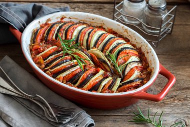 Ratatouille - geleneksel Fransız Provenkal sebze yemeği fırında pişirildi. Diyet vejetaryen yemeği - Ratatouille güveci.