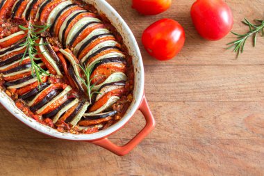 Ratatouille - geleneksel Fransız Provenkal sebze yemeği fırında pişirildi. Diyet vejetaryen yemeği - Ratatouille güveci.