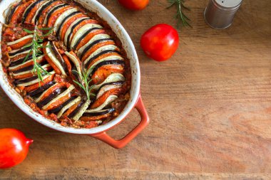 Ratatouille - geleneksel Fransız Provenkal sebze yemeği fırında pişirildi. Diyet vejetaryen yemeği - Ratatouille güveci.