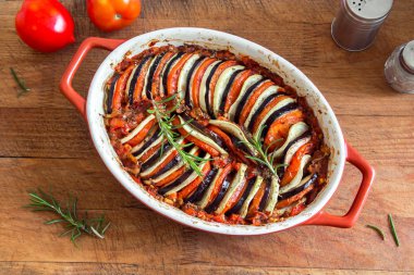 Ratatouille - geleneksel Fransız Provenkal sebze yemeği fırında pişirildi. Diyet vejetaryen yemeği - Ratatouille güveci.