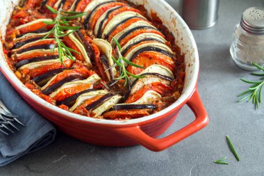 Ratatouille - geleneksel Fransız Provenkal sebze yemeği fırında pişirildi. Diyet vejetaryen yemeği - Ratatouille güveci.