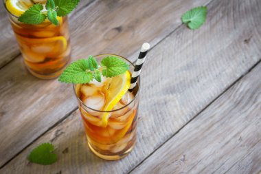 Buzlu çay limon, nane ve buz küpleri üzerinden ahşap arka plan, kopya alanı ile. Buzlu soğuk yaz içeceği.