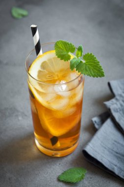 Buzlu çay limon, nane ve buz küpleri üzerinden kopya alanı gri beton arka plan ile. Buzlu soğuk yaz içeceği.
