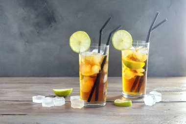 Kireç ve buz küpleri üzerinden ahşap arka plan, buzlu çay alanı kopyalayın. Buzlu soğuk yaz içeceği - Long Island buzlu çay kokteyl.