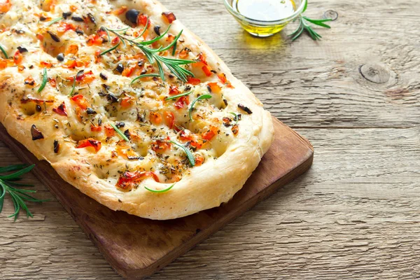 Tradiční Italská Focaccia Rajčaty Černými Olivami Rozmarýnem Domácí Chléb Focaccia — Stock fotografie