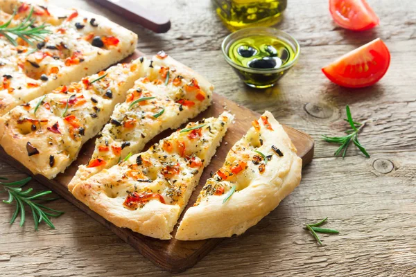 Tradiční Italská Focaccia Rajčaty Černými Olivami Rozmarýnem Domácí Chléb Focaccia — Stock fotografie