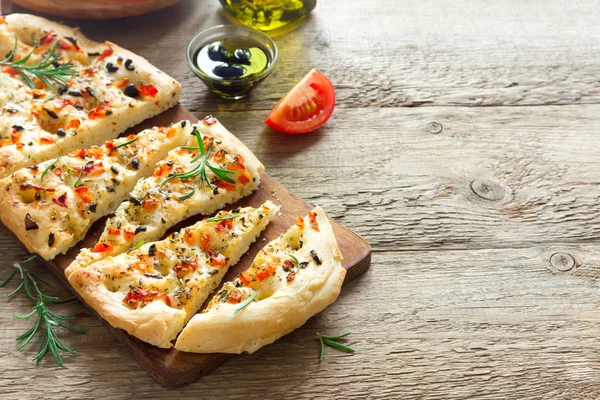 Hagyományos Olasz Focaccia Paradicsommal Fekete Olajbogyó Rozmaring Lapos Kenyérrel Focaccia — Stock Fotó