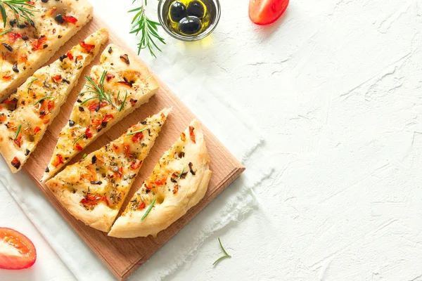 Tradiční Italská Focaccia Rajčaty Černými Olivami Rozmarýnem Domácí Chléb Focaccia — Stock fotografie