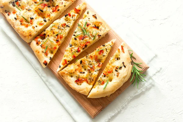 Traditionelle Italienische Focaccia Mit Tomaten Schwarzen Oliven Und Rosmarin Hausgemachte — Stockfoto