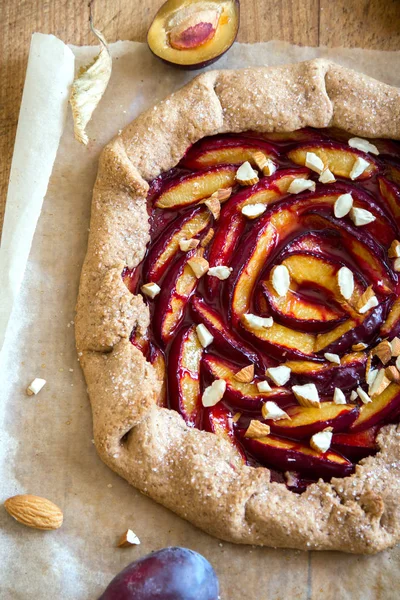 Śliwka Galette Zdrowych Pełnoziarnistych Domowe Ciasto Galette Śliwki Migdały Miód — Zdjęcie stockowe