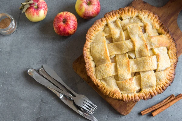 Torta Maçã Fundo Cinza Conrete Torta Treliça Americana Clássica Caseira — Fotografia de Stock