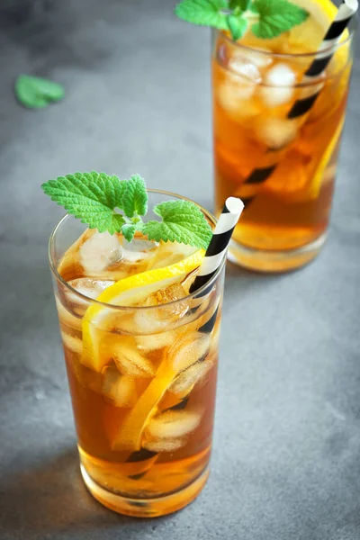 Buzlu çay limon, nane ve buz küpleri üzerinden kopya alanı gri beton arka plan ile. Buzlu soğuk yaz içeceği.