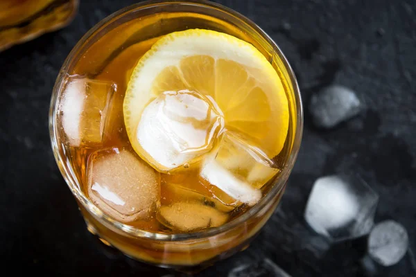 Whiskey Hög Boll Cocktail Med Citron Och Isbitar Svart Bakgrund — Stockfoto