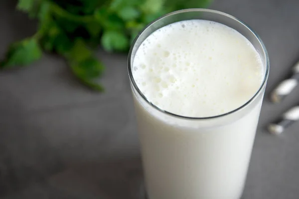 Färsk Vanlig Hemmagjord Yougurt Yoghurt Youghurt Kefir Ayran Lassi Glas — Stockfoto