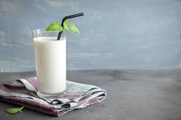 Verse Platte Zelfgemaakte Yoghurt Yoghurt Yoghurt Kefir Ayran Lassi Glas — Stockfoto
