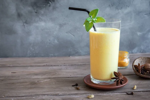 Kurkuma Lassie Lassi Glas Gezonde Probiotische Indiase Koud Drankje Samengesteld — Stockfoto