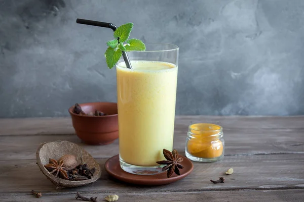 Kurkuma Lassie Lassi Glas Gezonde Probiotische Indiase Koud Drankje Samengesteld — Stockfoto