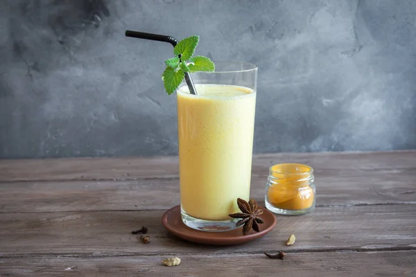 Kurkuma Lassie Lassi Glas Gezonde Probiotische Indiase Koud Drankje Samengesteld — Stockfoto