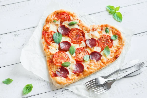 Herzförmige Pizza Auf Hölzernem Hintergrund Mit Kopierraum Pizza Mit Tomaten — Stockfoto