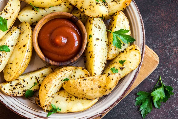 Fırında patates dilimleri ile baharat ve otlar ve domates sosu ev yapımı organik sebze vegan vejetaryen aperatif yiyecek yemek-kapatın