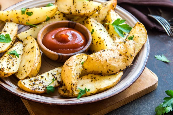 Cuñas Patata Horno Con Queso Hierbas Salsa Tomate Sobre Fondo —  Fotos de Stock